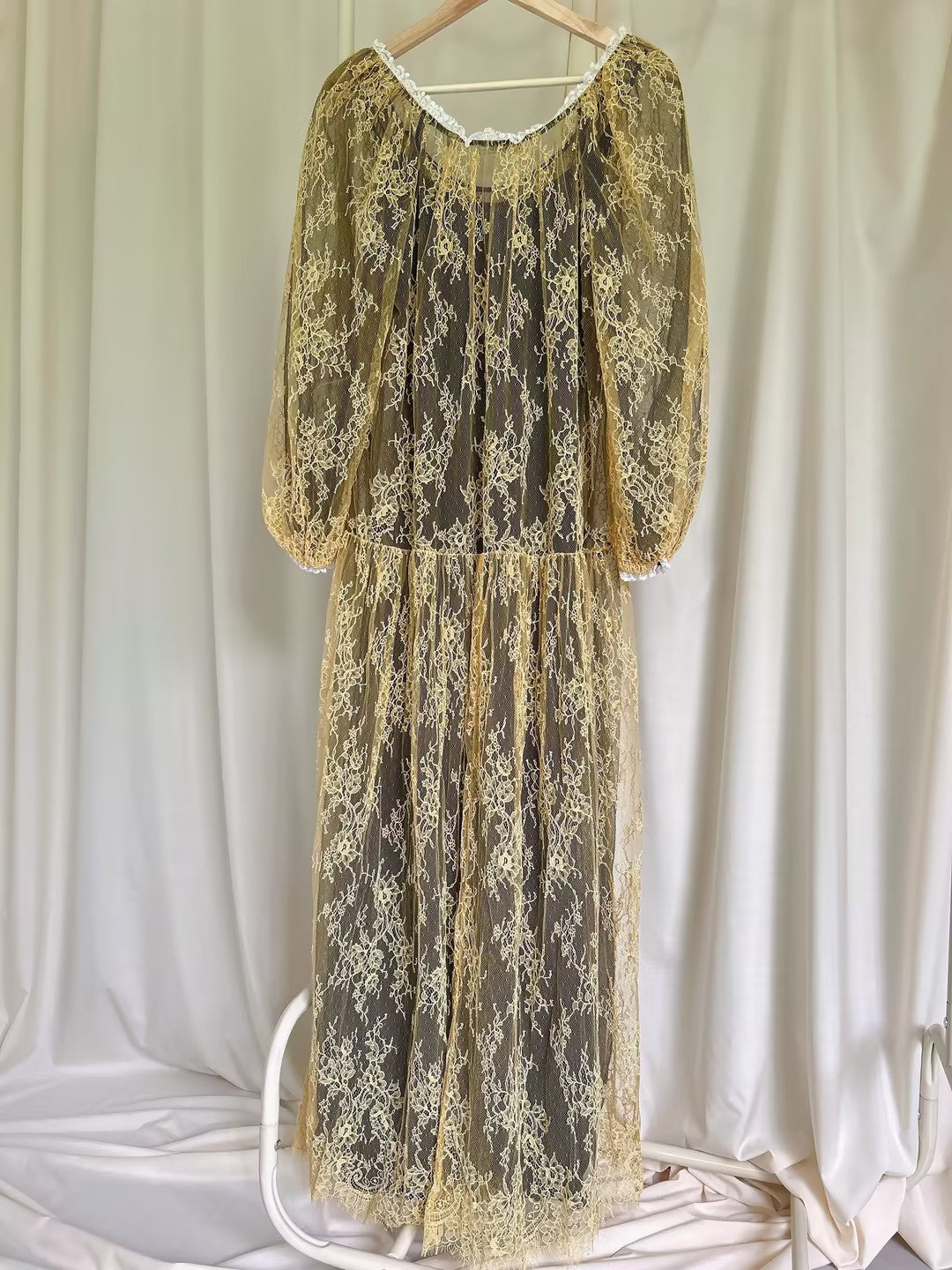 Robe mi-longue en dentelle Sohana en jaune jonquille