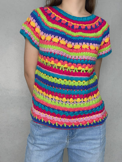 Pull au crochet multicolore fait à la main