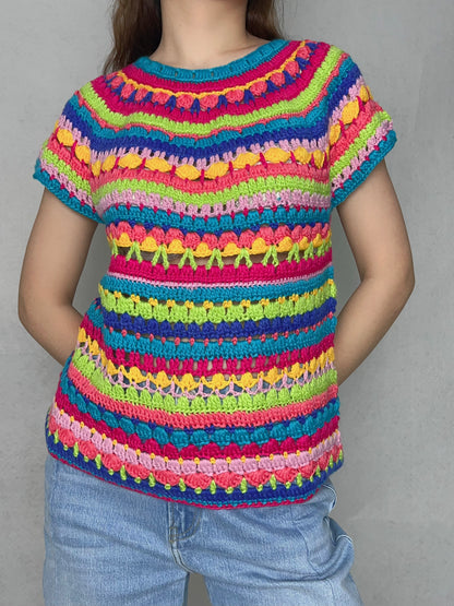 Pull au crochet multicolore fait à la main