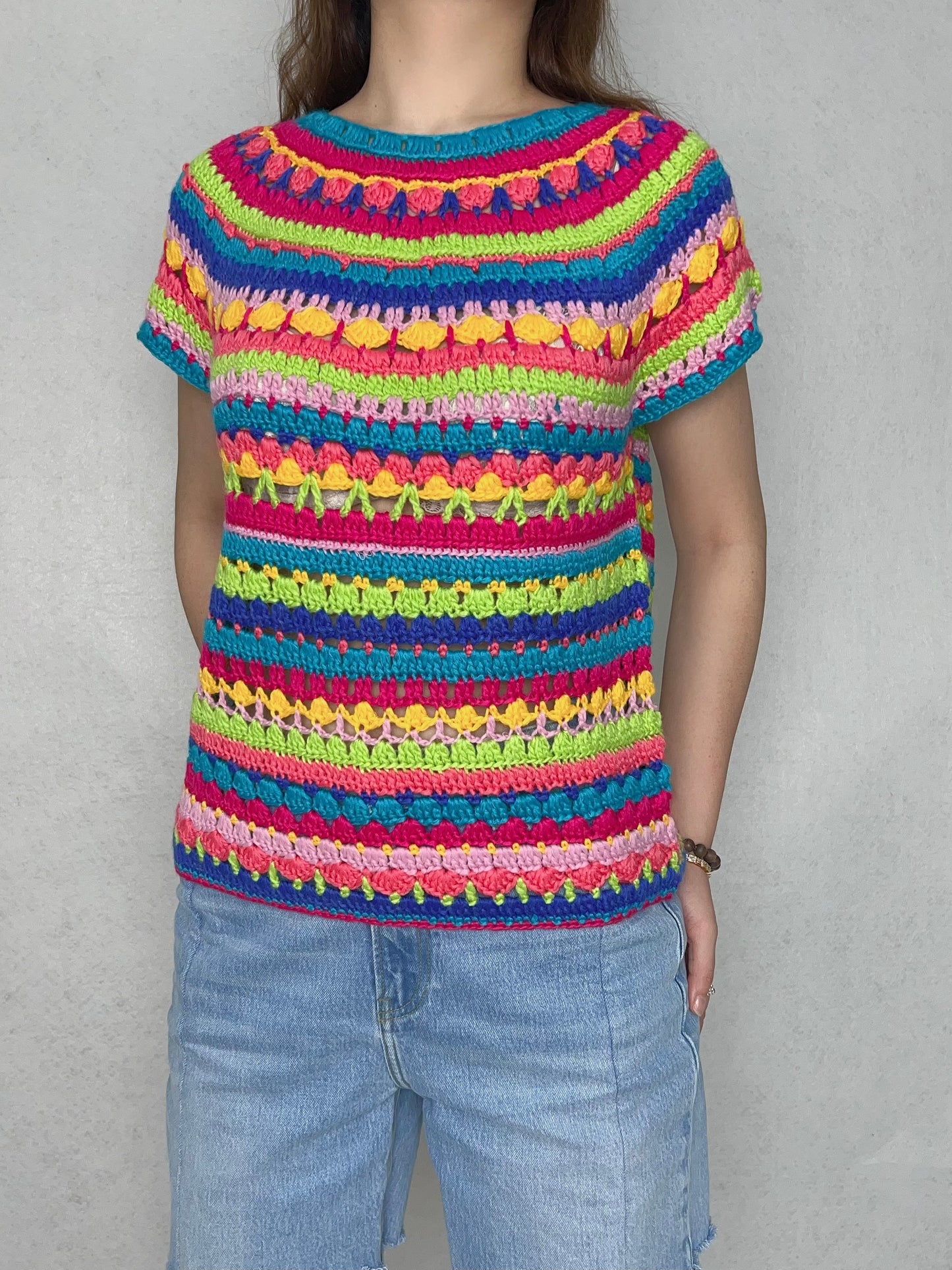 Pull au crochet multicolore fait à la main