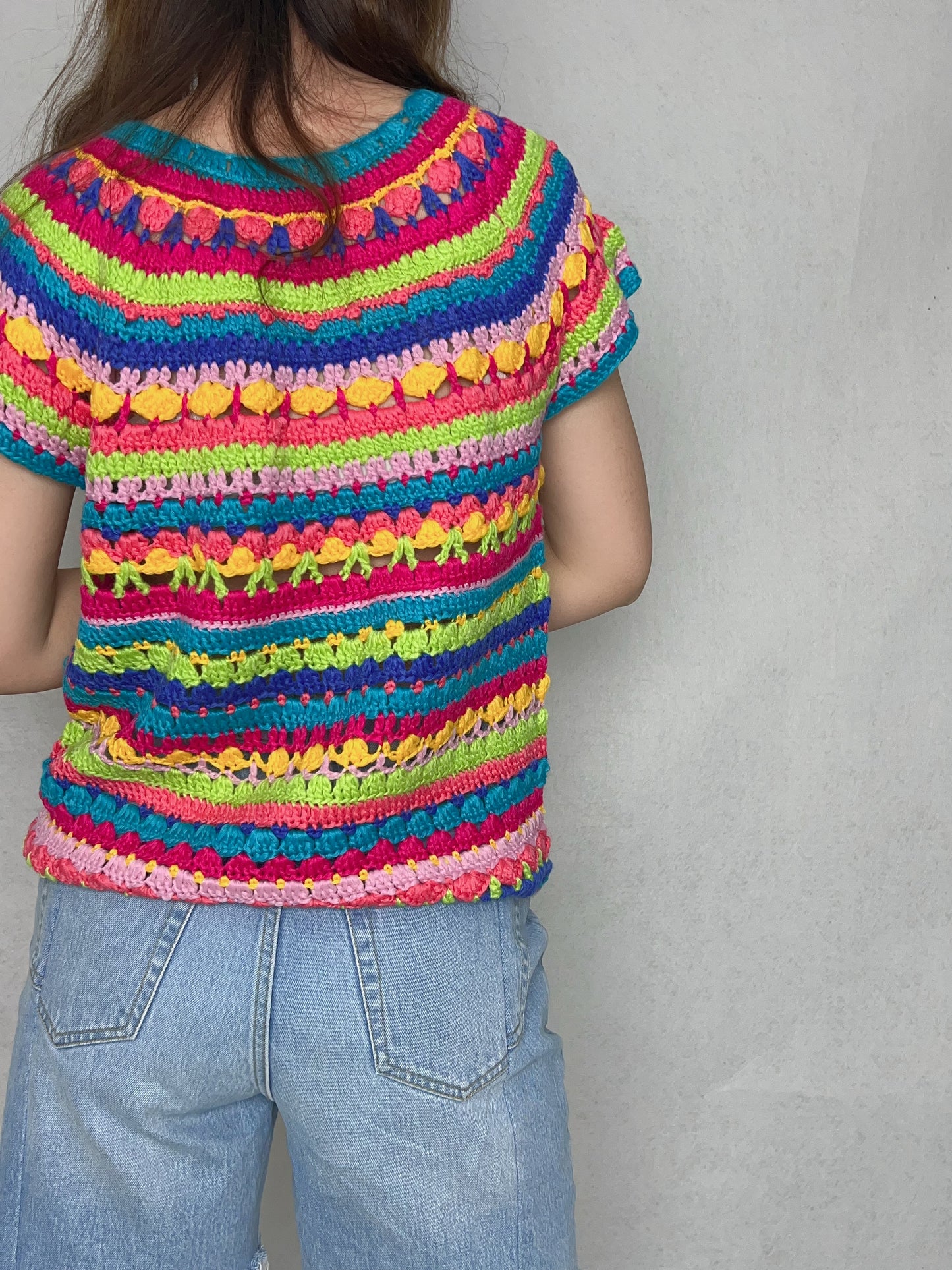 Pull au crochet multicolore fait à la main