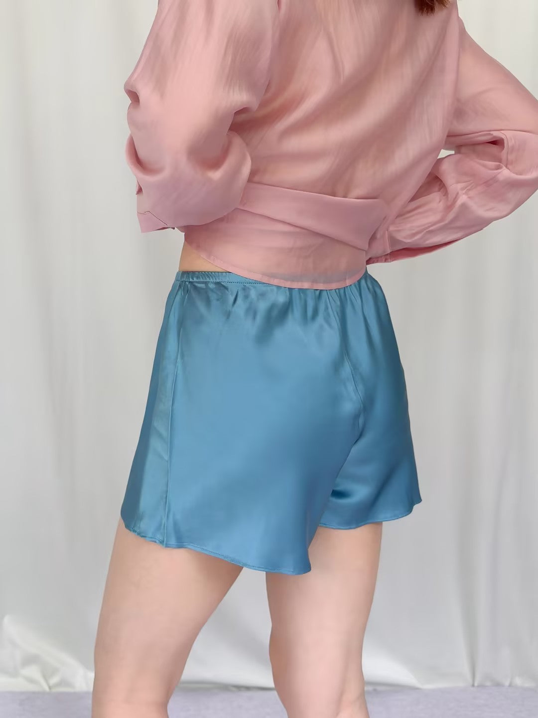 Gale Silk Mid Rise Short - Siren / Navy