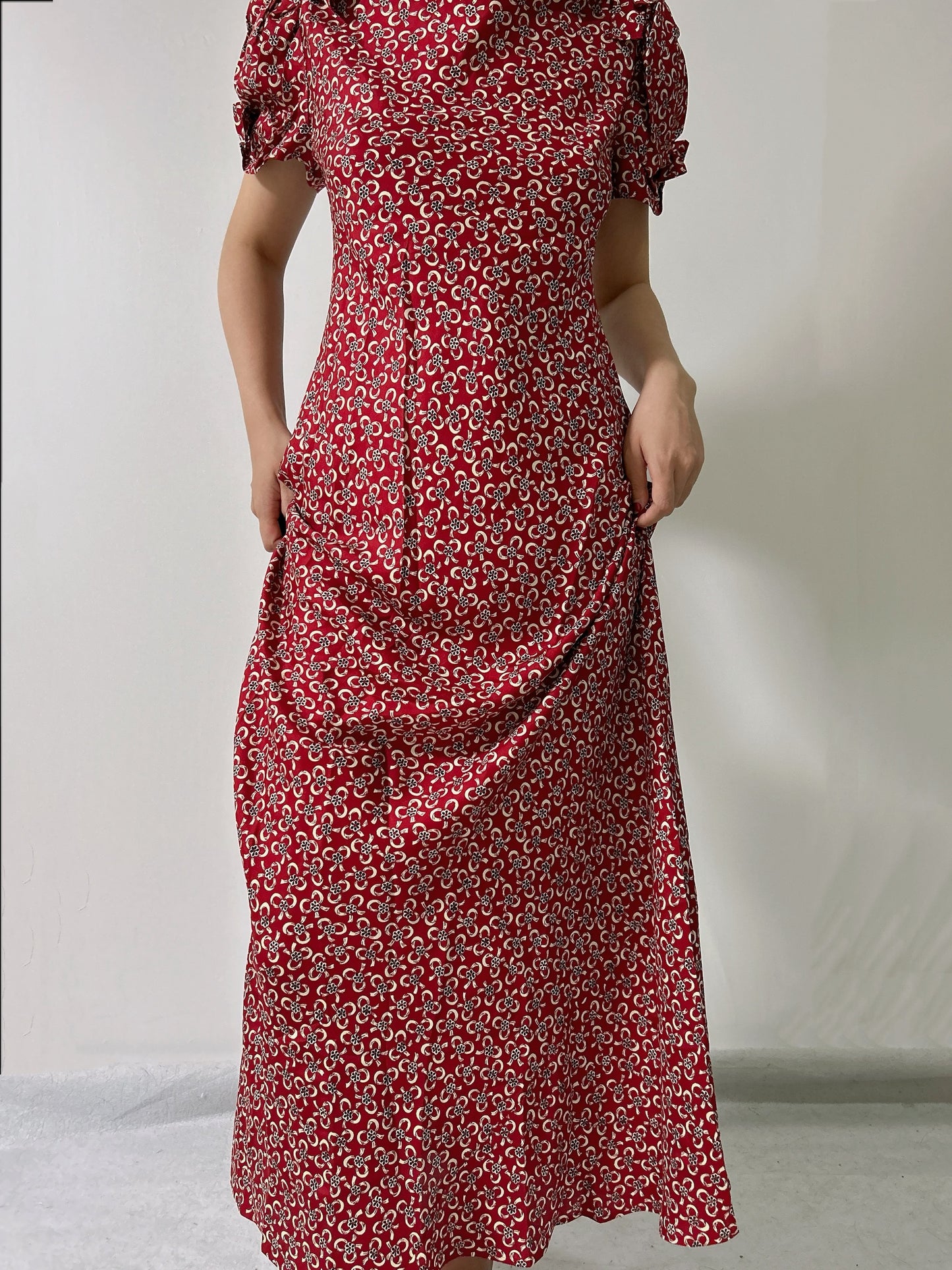 Robe longue en soie Theodora en motif à petites fleurs Ameline