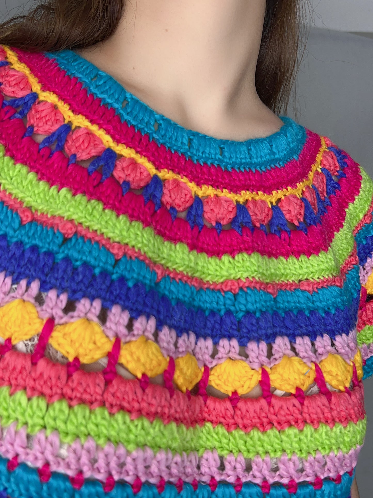 Pull au crochet multicolore fait à la main