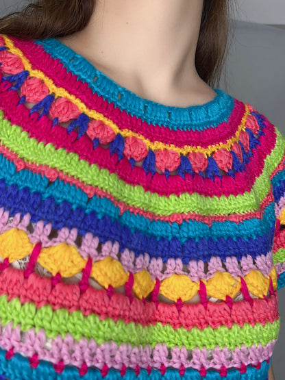 Pull au crochet multicolore fait à la main