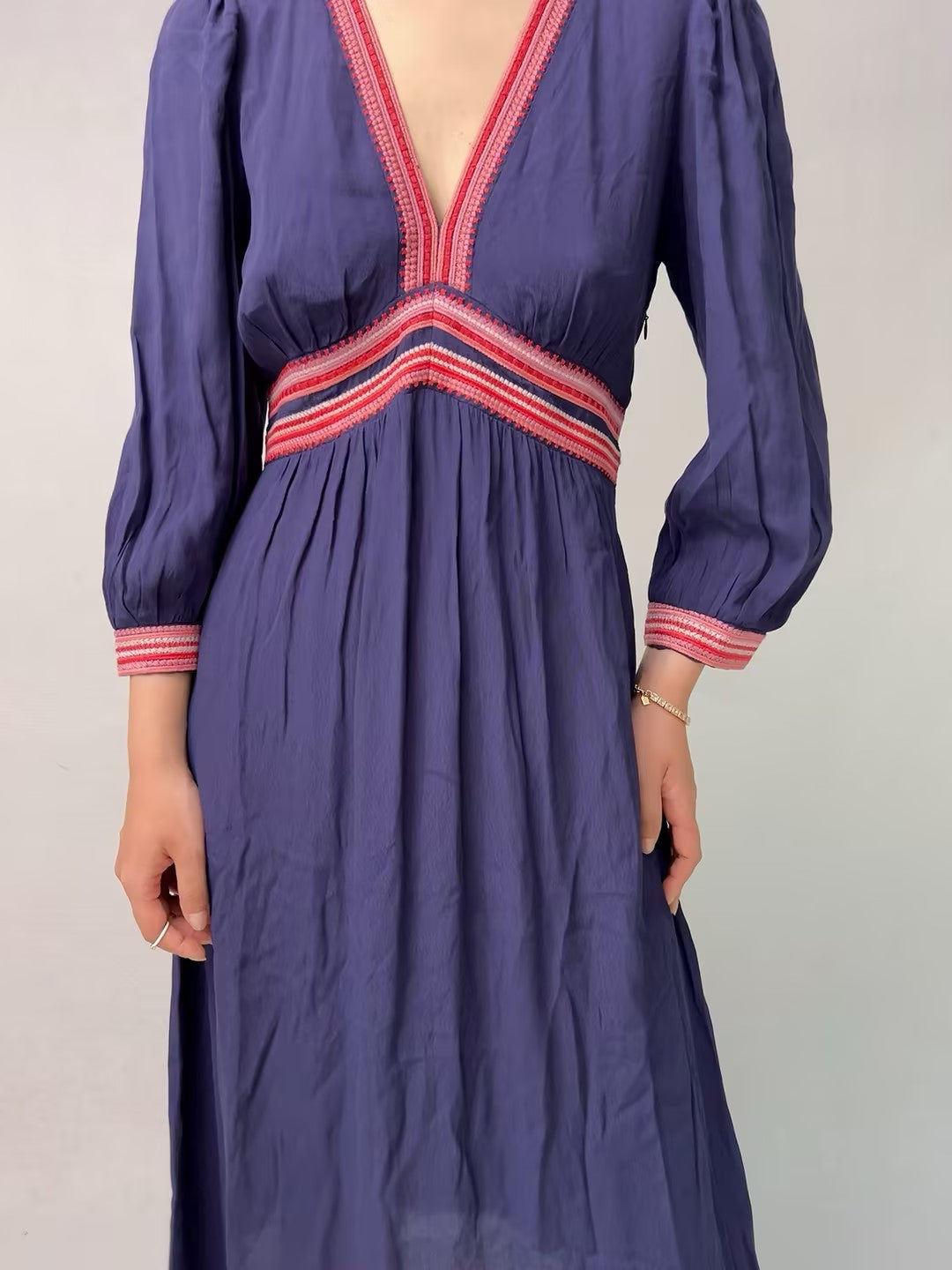 Robe mi-longue à encolure en V Tanina