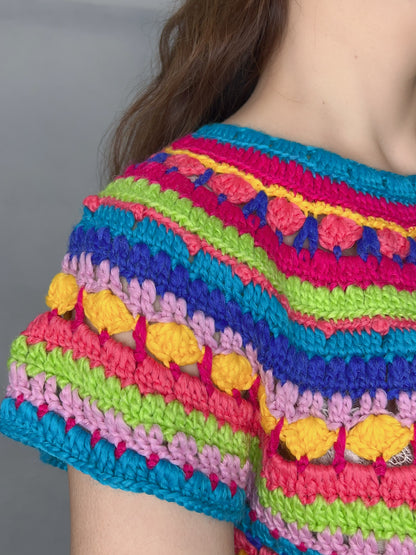 Pull au crochet multicolore fait à la main