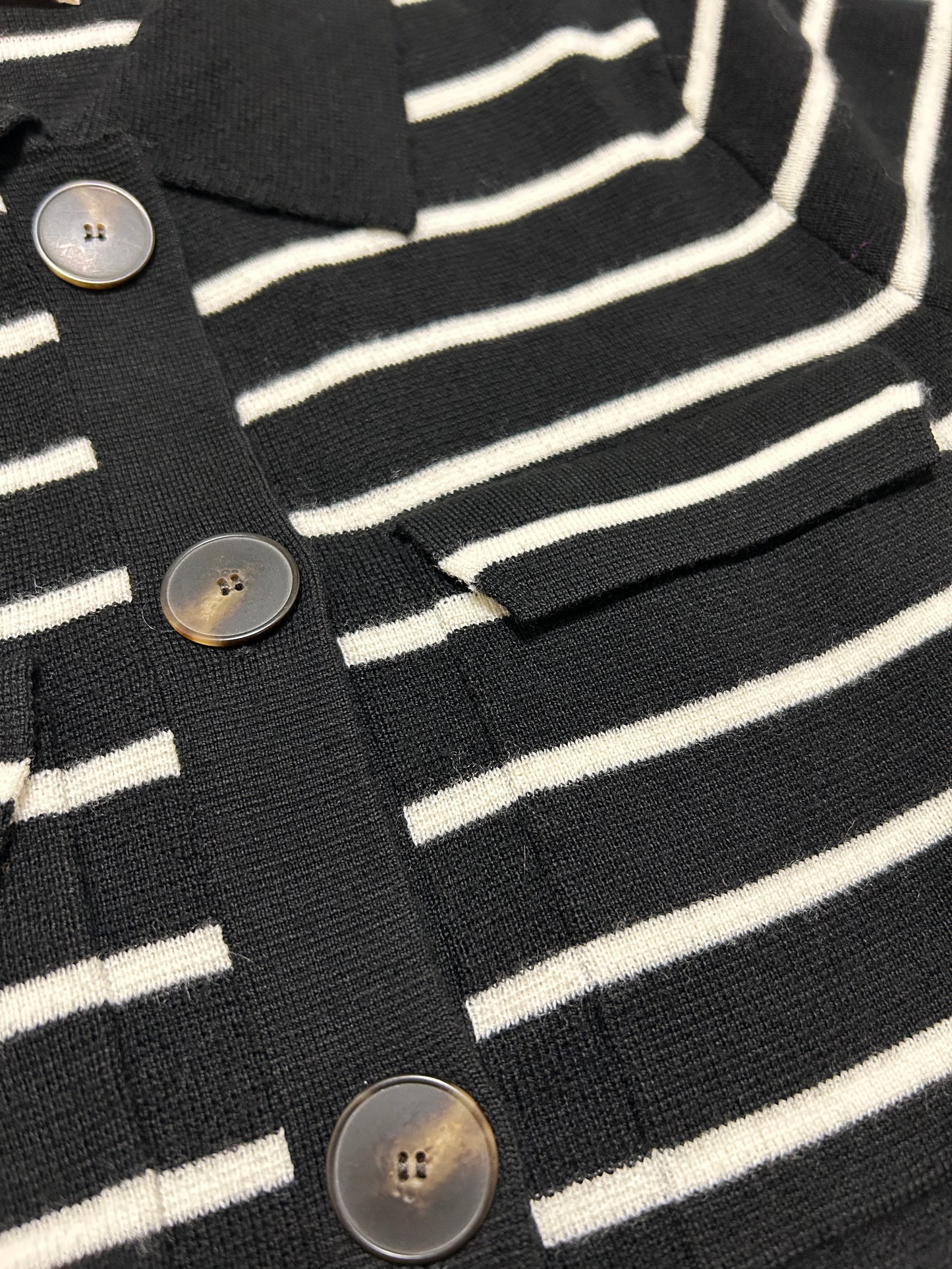 Cardigan en laine mérinos Betty à rayures noires/écrues