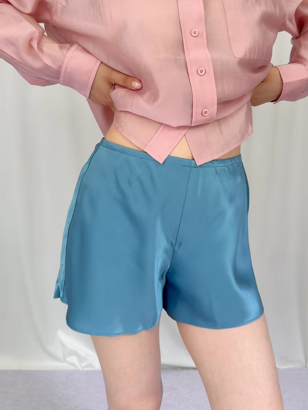 Gale Silk Mid Rise Short - Siren / Navy